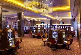 Live dealer broadcasting Lightning Baccarat from koipasti studio